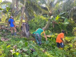 Satgas Pamtas Yonarmed 11 Kostrad Bersama Masyarakat Bersihkan Kolam Patok 7 Sungai Limau