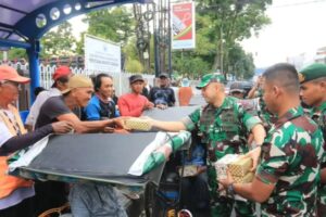 Danbrigif 13 Kostrad Gelar Jumat berkah: Dari Rakyat untuk Rakyat