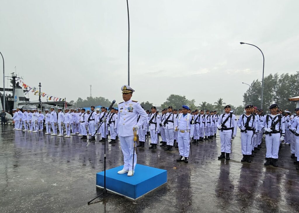 Walau Cuaca Hujan Deras, Danlanal Bintan Tetap Pimpin Upacara Hari Dharma Samudera 2025