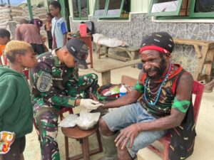 Satgas Yonif 323 Kostrad Berikan Layanan Kesehatan di Pedalaman Papua