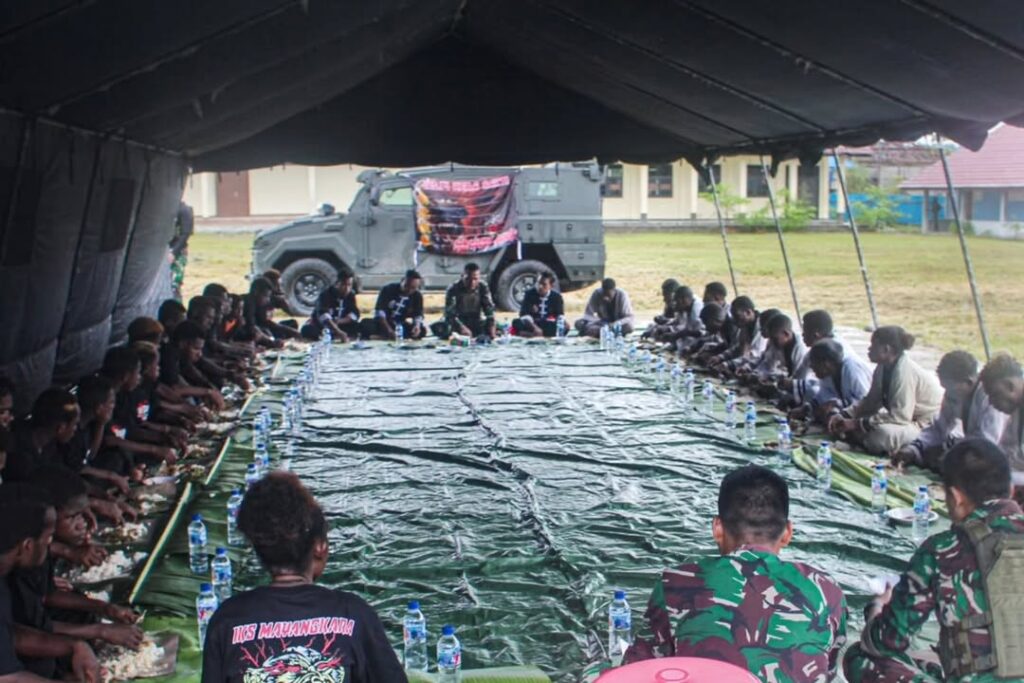 Perkuat Keakraban, Satgas Yonif 503 Kostrad Makan Bersama Pemuda IKS Pasker Nduga