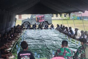 Perkuat Keakraban, Satgas Yonif 503 Kostrad Makan Bersama Pemuda IKS Pasker Nduga