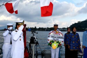 Bentuk Penghormatan Pertempuran Pahlawan Laut, Lanal Sabang Laksanakan Tabur Bunga Dengan Khidmat Diatas Geladak KAL Iboih I-1-71