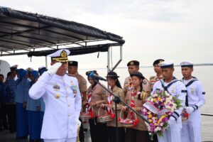 Peringati Hari Dharma Samudera Tahun 2025, Lanal Dumai Gelar Upacara Tabur Bunga di Laut