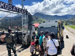 Minggu Kasih, Satgas Buaya Putih Kostrad Berbagi Kebahagiaan di Kampung Kago