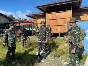 Satgas Yonif 509 Kostrad Tinjau Persiapan Program Makan Siang Bergizi untuk Anak-anak di Intan Jaya
