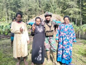 Masyarakat Senang, Satgas Yonif 323 Kostrad Bagikan Pakaian