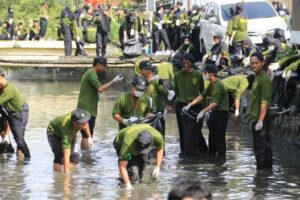 Brigif 13 Kostrad Bersama Mahasiswa Universitas Siliwangi Gelar Jumat Bersih di Sungai Cimulu