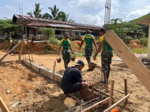 Satgas Pamtas Yonarmed 11 Kostrad Bantu Bangun Rumah Untuk Warga Kurang Mampu di Desa Apas, Sebuku