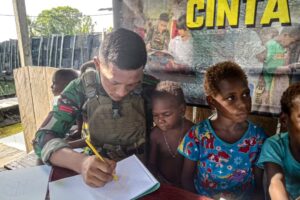 Kembangkan Kreativitas Anak Papua, Satgas Yonif 503 Kostrad Berikan Alat Gambar Gratis