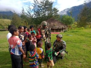 Satgas Yonif 323 Kostrad Berbagi Kebaikan di Pedalaman Papua