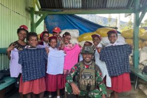 Satgaster 754 Kostrad Salurkan Bantuan KASAD untuk Warga Sugapa