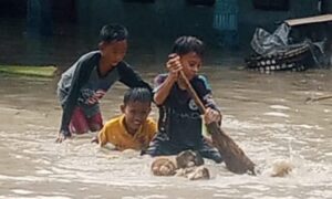 Gunakan Perahu Beberapa Warga Mengungsi Akibat Banjir di Kecamatan Ulujami Pemalang
