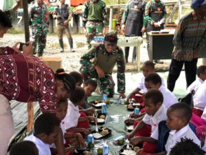 Satgaster Yonif 754 Kostrad Salurkan Makanan Bergizi Gratis untuk Generasi Papua