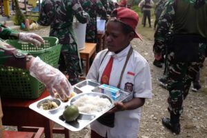 Satgas Yonif 509 Kostrad Gelar Program Makan Bergizi Gratis di Intan Jaya