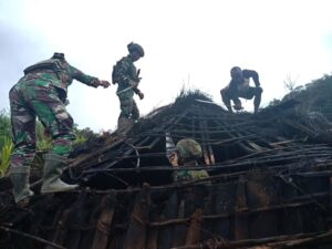 Satgas Yonif 323 Kostrad Gotong Royong Perbaiki Honai Masyarakat
