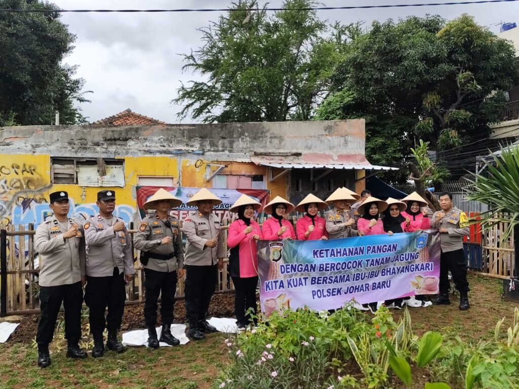 Bersama Ibu-ibu Bhayangkari Polsek Johar Baru, Wujudkan Ketahanan Pangan Lewat Bercocok Tanam Jagung