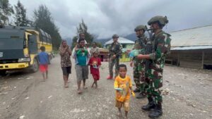 Satgas Yonif 323 Kostrad Bawa Kebahagiaan untuk anak-anak