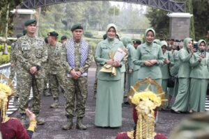 Pangdivif 1 Kostrad Kunjungi Yonif 303 Kostrad, Kobarkan Semangat Juang Prajuri