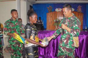 Satgas Yonif 503 Kostrad Berbagi Kebahagiaan Bersama Jamaah Gereja