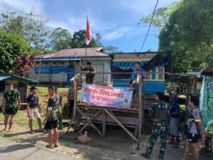 Yonif 501 Kostrad Bantu Perbaiki Warung Tertabrak Mobil di Maybrat