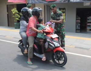 Yonarmed 12 Kostrad Gelar Kegiatan Jum’at Berkah, Berbagi Kebahagiaan dengan Masyarakat