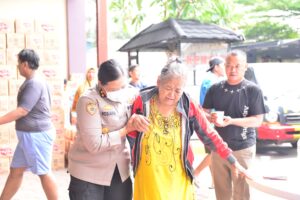 Polres Metro Jakarta Pusat Bagikan Pakaian dan Bantu Warga yang Sakit Pasca Kebakaran di Kebon Kosong
