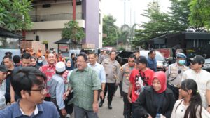 Kapolres Metro Jakarta Pusat Dampingi Wakil Gubernur Terpilih Rano Karno Kunjungi Penampungan Korban Kebakaran