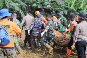 Prajurit Lanal Tegal Bersama Tim Gabungan Kembali Temukan Korban Tanah Longsor Pekalongan 