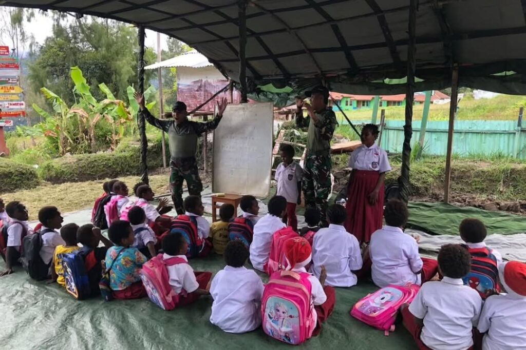 Satgaster Yonif 754 Kostrad Ikut Mencerdaskan Anak Papua