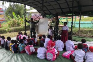 Satgaster Yonif 754 Kostrad Ikut Mencerdaskan Anak Papua