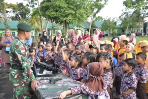 Anak-Anak TK Kunjungi Pos Kotis Satgas Yonarmed 11 Kostrad untuk Edukasi Militer