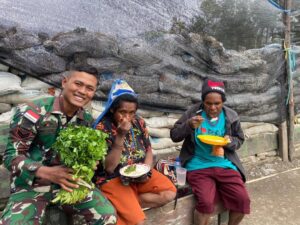 Hangatnya Kebersamaan, Satgas Yonif 323 Kostrad Makan Siang Bersama Mama-Mama Kampung Kago