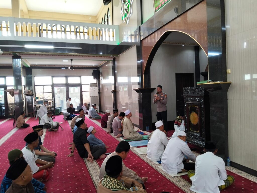 Kapolsek Kelapa Gading Gelar Sholat Jumat Bersama Tokoh Agama dan Masyarakat di Masjid Al – Amin