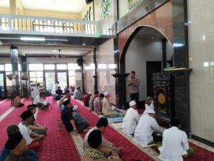 Kapolsek Kelapa Gading Gelar Sholat Jumat Bersama Tokoh Agama dan Masyarakat di Masjid Al – Amin