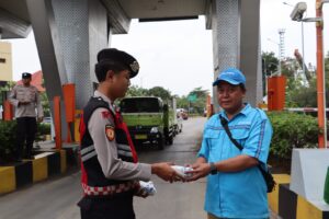Berbagi Kebahagiaan, Kasatbinmas Bagikan Makanan Siap Santap