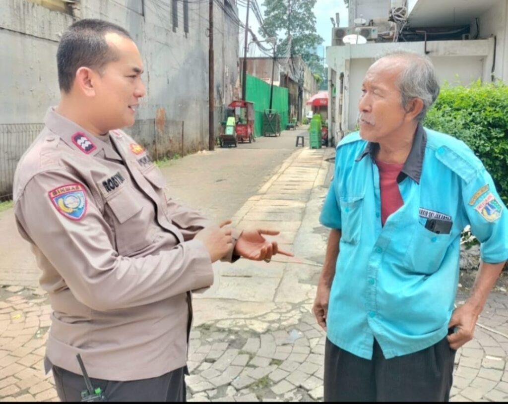 Dalam Rangka Cooling System Bhabinkamtibmas Menteng Himbauan Kamtibmas Juru Parkir Jalan Sidoarjo