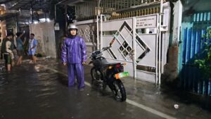 Patroli Gabungan Bhabinkamtibmas Kartini Dan Warga Pantau Genangan Air