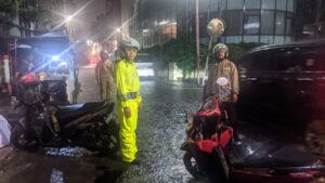 Patroli Malam Bhabinkamtibmas Pasar Baru Lakukan Monitoring Pompa Dan Genangan Air