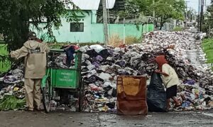 Akses Jalan Menuju Kantor Bupati Pemalang Terendam Banjir Sampah.