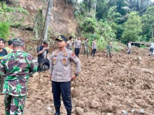 Kapolres Minsel Turlap Lokasi Longsor desa wanga