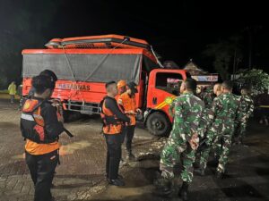 Yonif 433 Kostrad Bersama Tim Gabungan SAR Berhasil Temukan Mahasiswa Unhas yang Terseret Arus Sungai