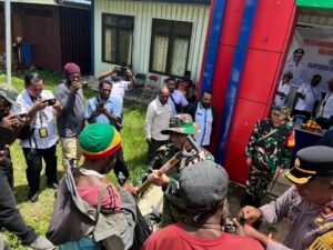 Tingkatkan Ketahanan Pangan, Satgas Yonif 323 Kostrad Bagikan Bibit dan Alat pertanian Kecil