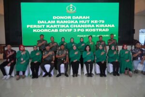 Pangdivif 3 Kostrad Turut Serta Donor Darah dalam Rangka HUT Ke-79 Persit
