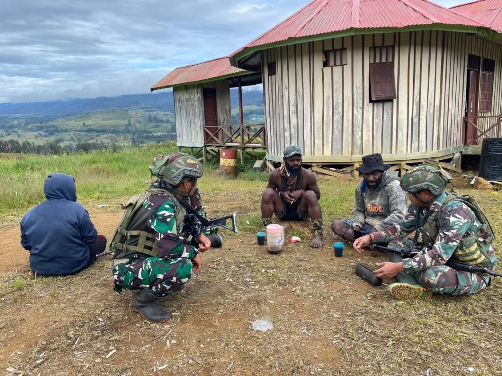 Satgas Yonif 323 Kostrad Laksanakan Anjangsana dan Beri Pengobatan Gratis