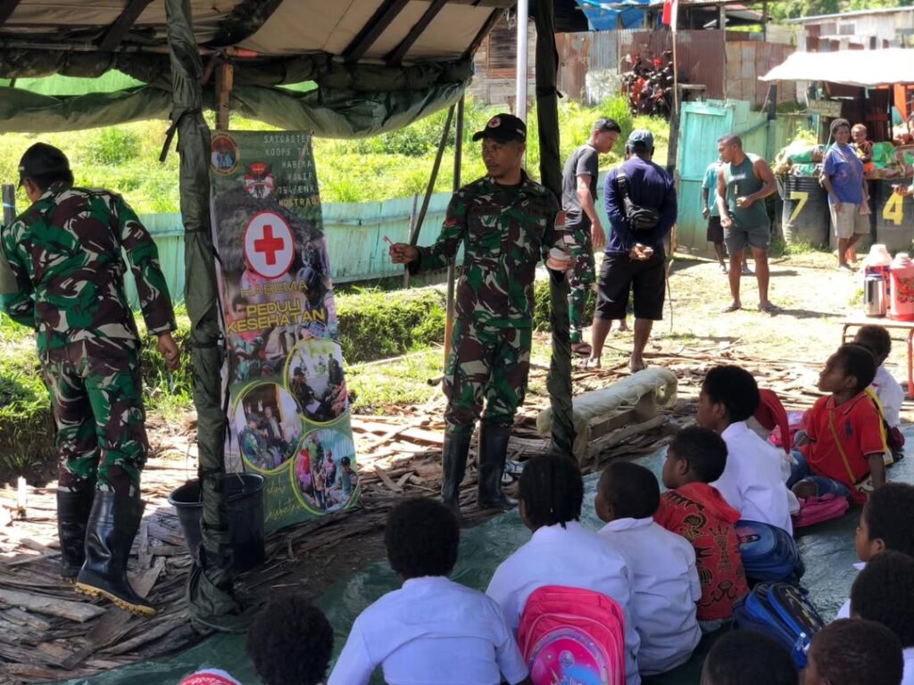 Satgaster Yonif 754 Kostrad Ajarkan Anak-anak Homeyo Pentingnya Cuci Tangan dan Gosok Gigi