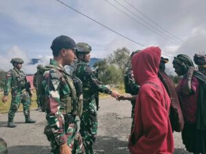 Mempererat Hubungan Dengan Masyarakat, Satgas Yonif 509 Kostrad Laksanakan Patroli Keamanan di Kampung Mamba