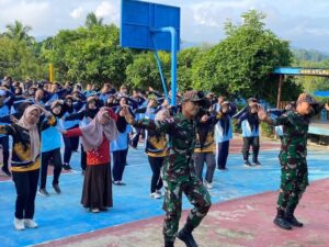 Tingkatkan Kebugaran dan Kebersamaan, Satgas Pamtas Yonarmed 11 Kostrad Melaksanakan Senam Bersama di SMAN 1 Sebatik Tengah