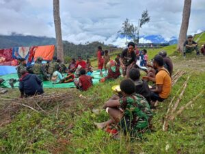 Satgas Yonif 323 Kostrad Gelar Makan Siang Bersama Warga di Pedalaman Papua