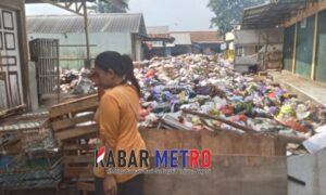 Puluhan Pedagang Pasar Comal Merugi Akibat Luapan Sampah 